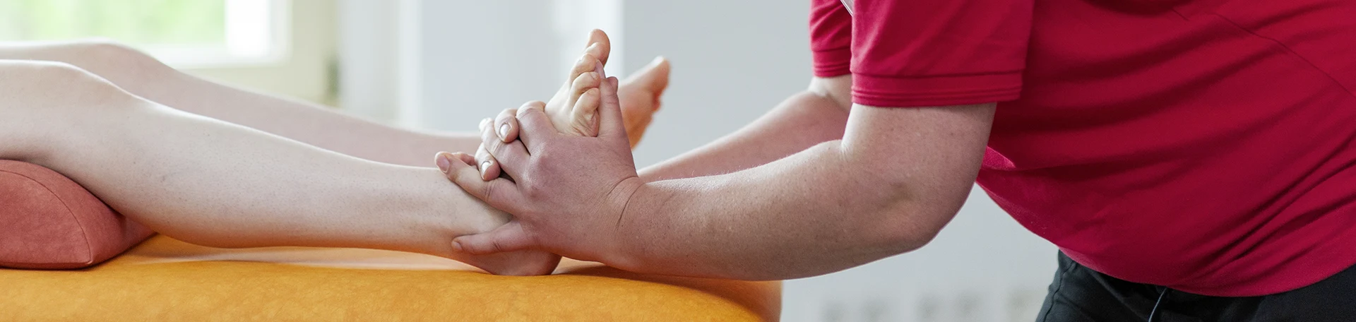 Physiotherapeutische Behandlung im Therapieraum