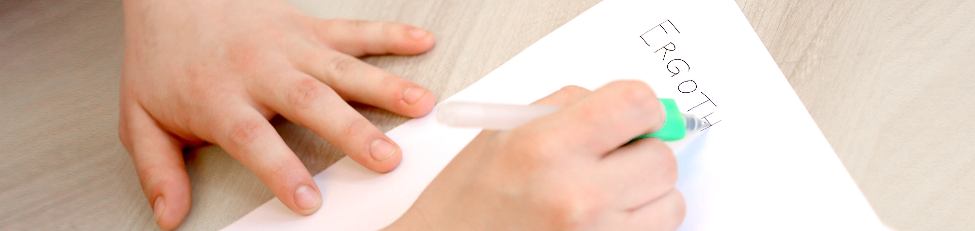 Patientin bei Schreibübungen