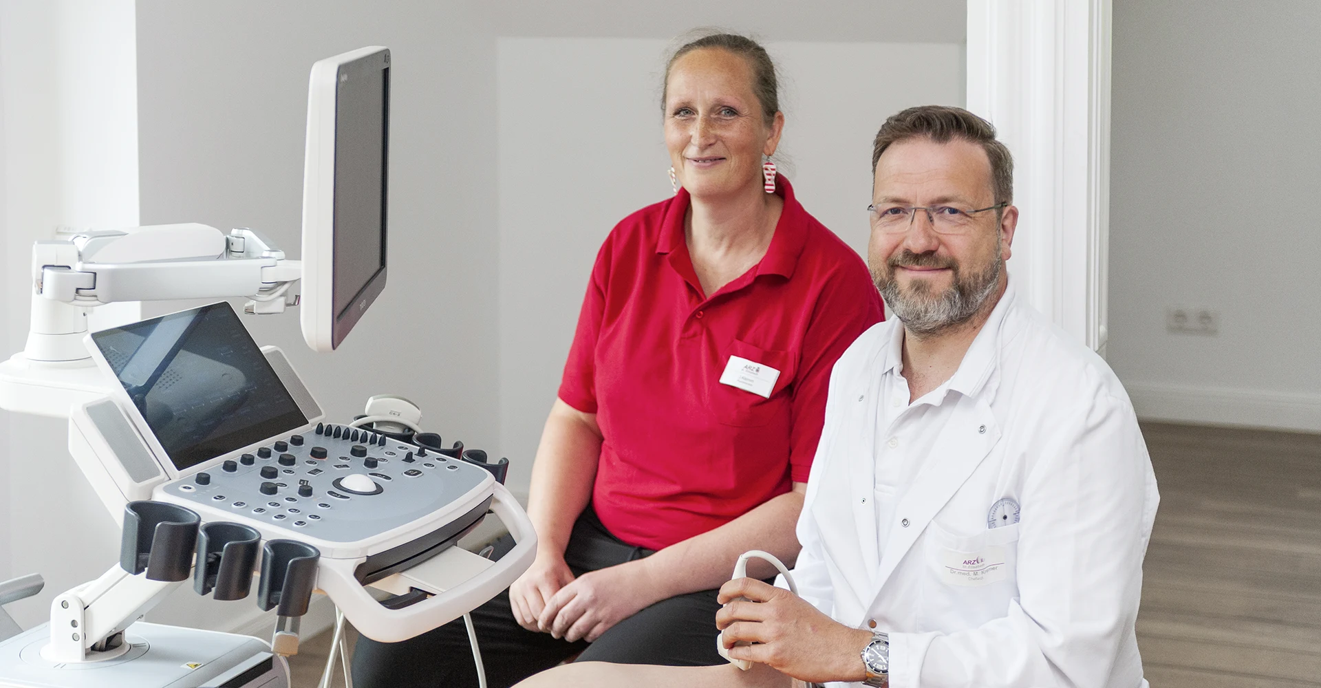 Dr. Krehmer und Frau Klemm beim Ultraschall eines Patienten
