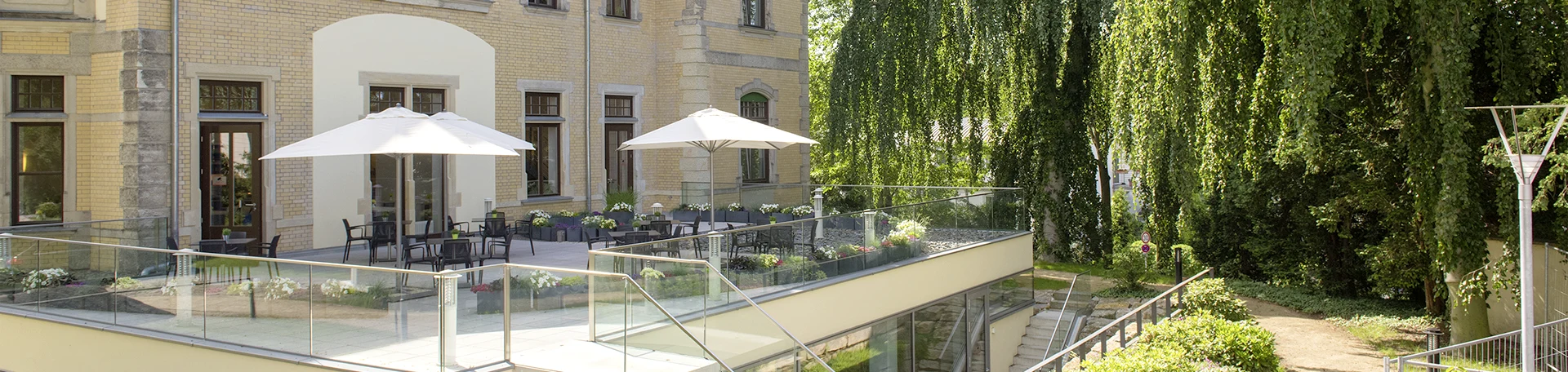 Rückseite des Ambulanten Rehazentrums St. Elisabeth Leipzig mit Terasse