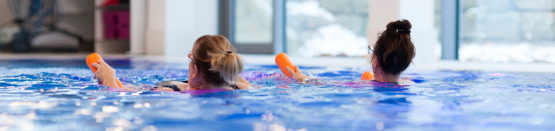 zwei Patentinnen im Bewegungsbad