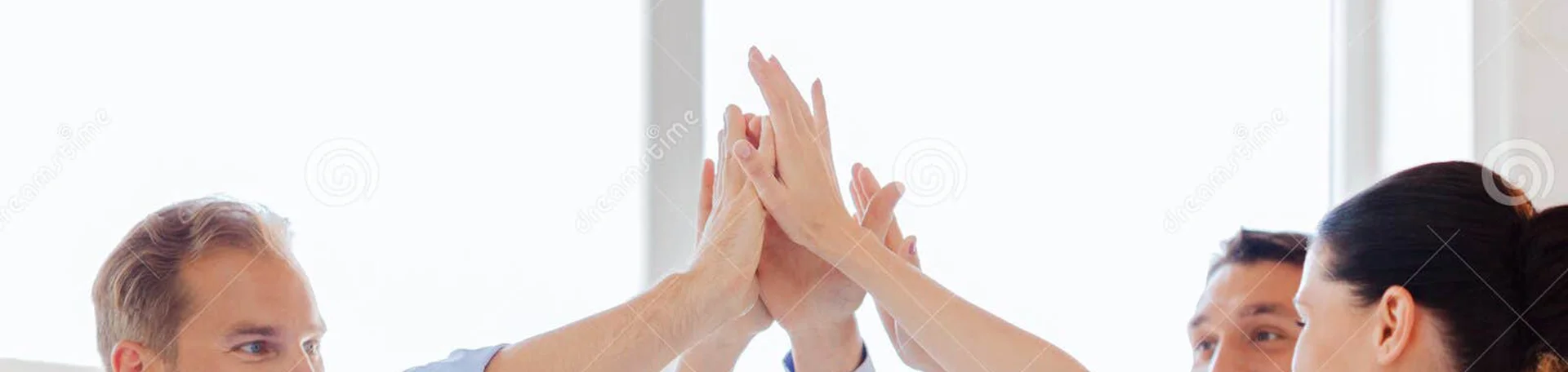 Mitarbeiter klatschen ab