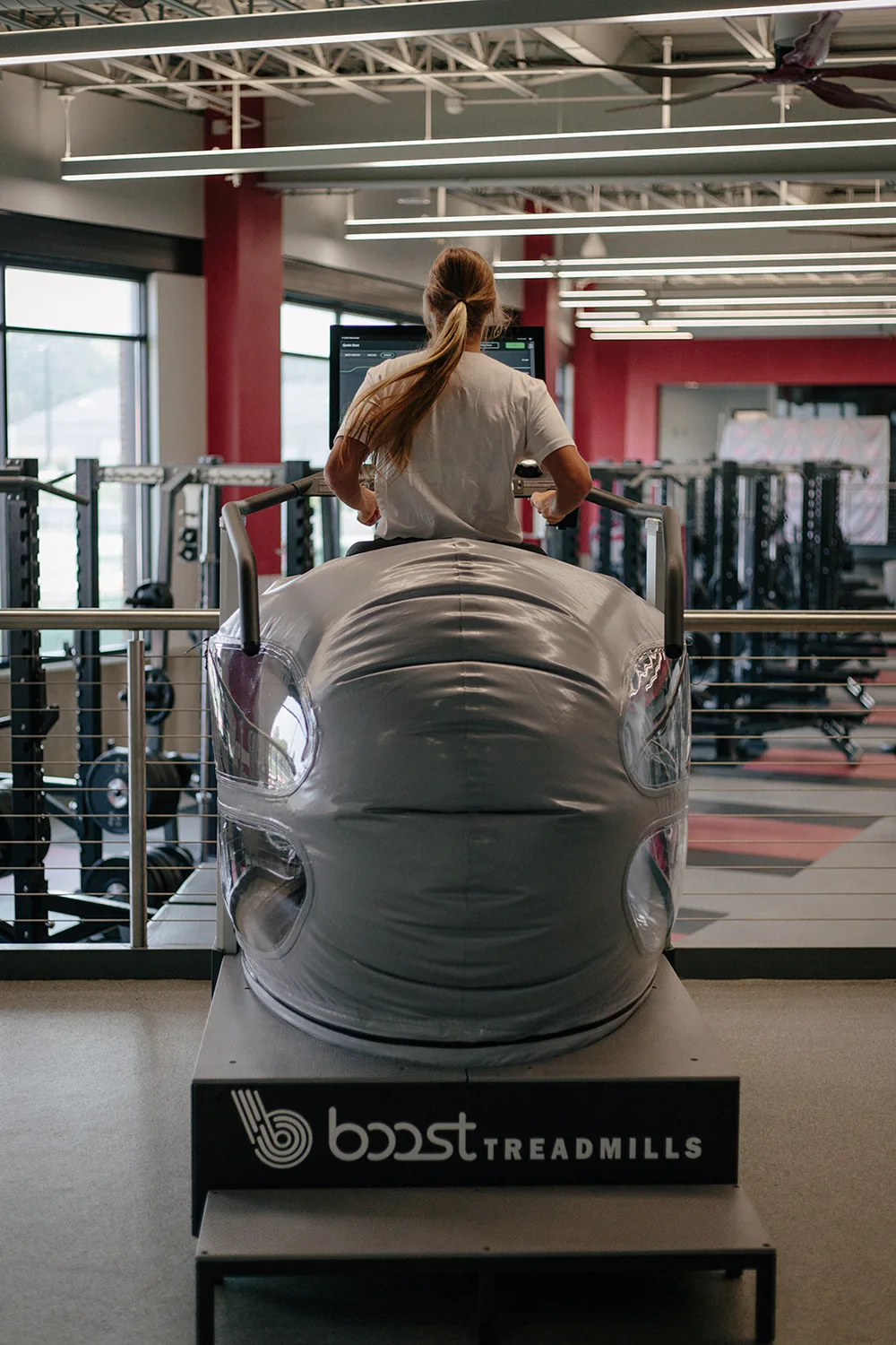 Eine Patientin im Anti-Schwerkraft-Laufband Boost 2 Core