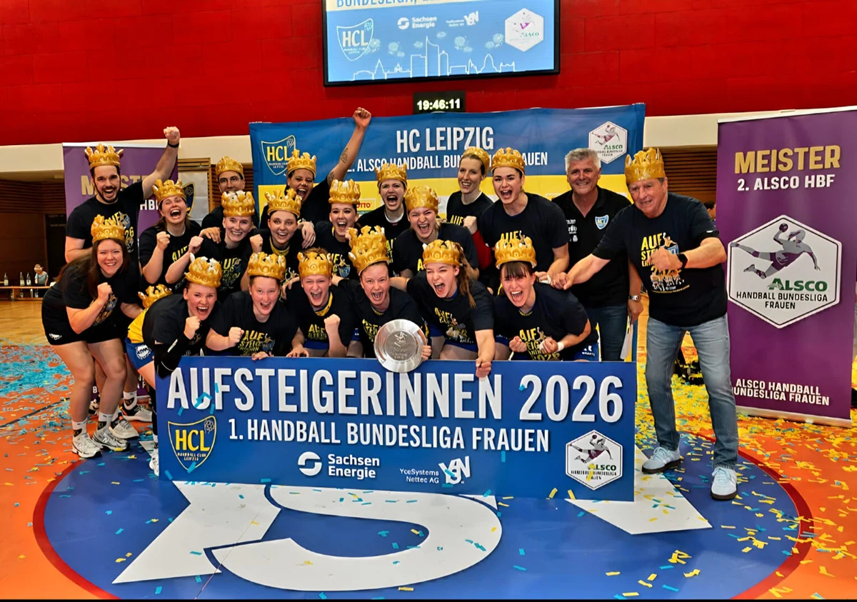 hcl-aufstieg-2026-01 Das Team des HC-Leipzig bei der Ausftiegskrönung
